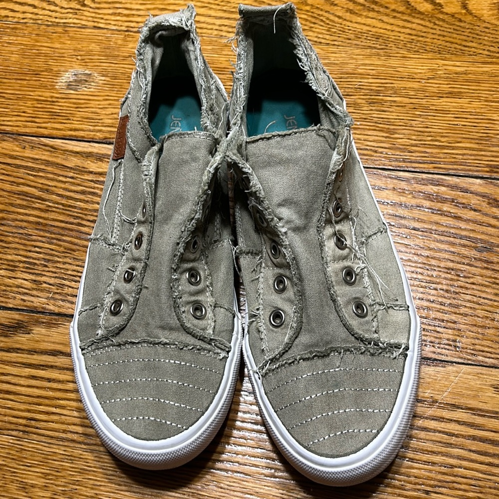Jenn Ardor sneakers. No size but fits like an 8.5.  Good used condition